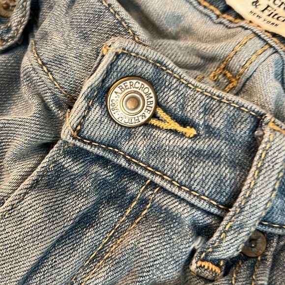 Woman’s Abercrombie distressed jeans - Picture 5 of 6